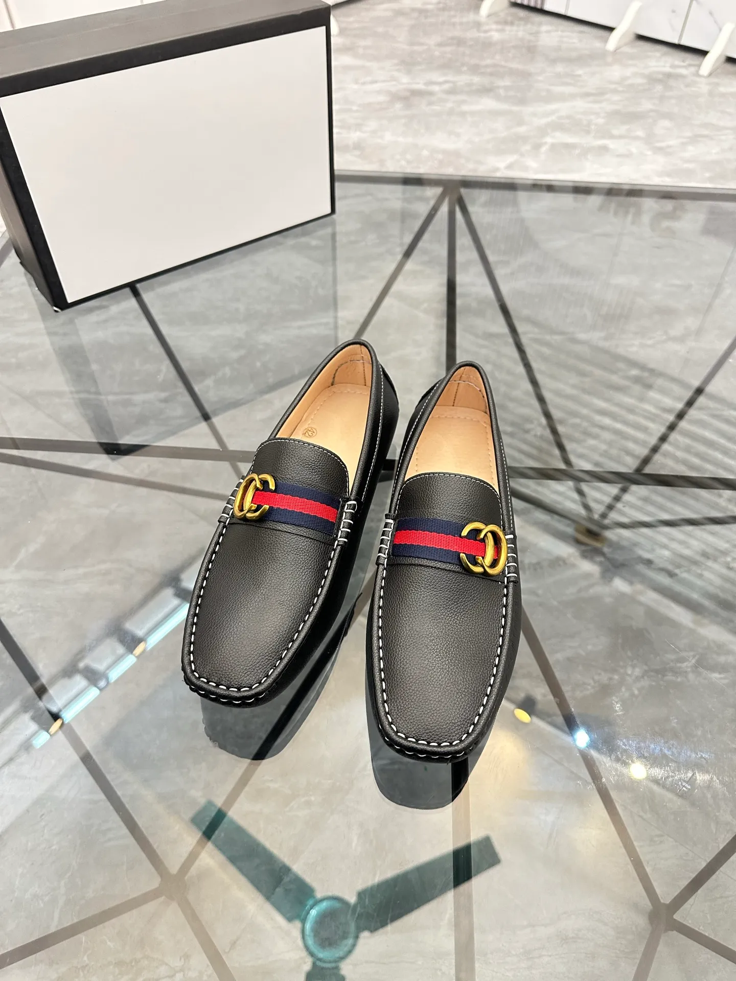 Men's shoes: 💰P400¥ Product trademark: Gucci* "Gucci*" Doudou shoes Regular size: 38-44 (can be customized to 45.46.) Product materials: imported cowhide upper, genuine leather lining, original outsole. No.: 0001